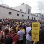 Foto que circuló en las redes sociales de los manifestantes rodeando la sede del Ejército de Tierra en Tenerife el 20 de abril.