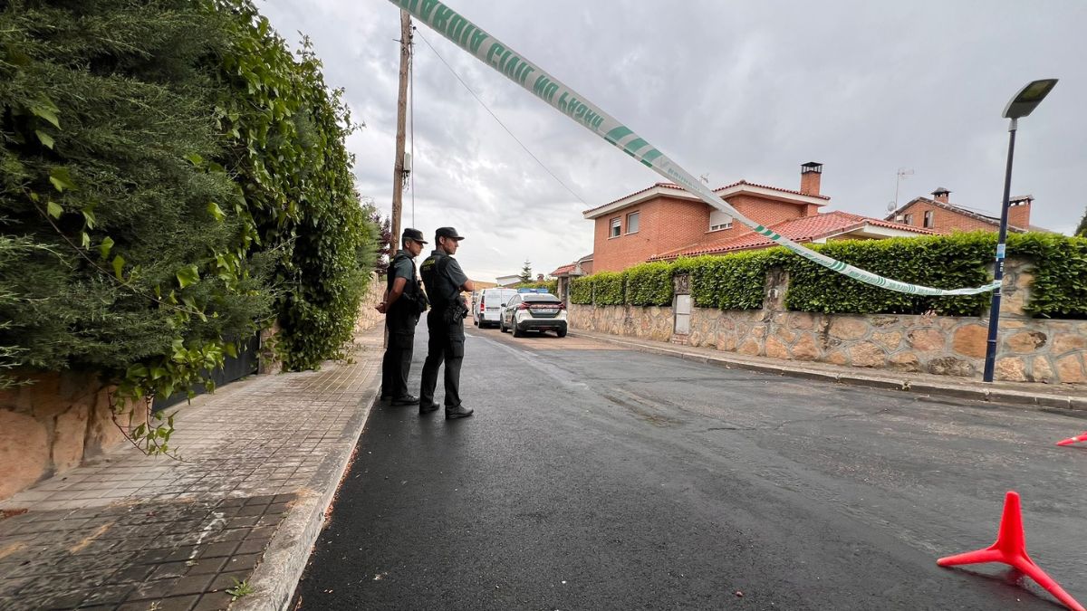 La Guardia Civil investigan en una casa del municipio de Soto del Real (Madrid).