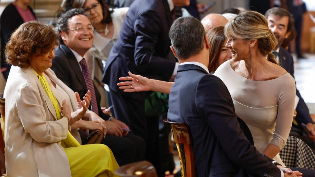 El presidente del gobierno, Pedro Sánchez (2d), su esposa, Begoña Gómez (d), el fiscal general del Estado de España, Álvaro García Ortiz (2i), y la presidenta del Consejo de Estado, Carmen Calvo (i), antes de los saludos en el palacio Real durante el décimo aniversario del reinado de Felipe VI, este miércoles en Madrid.