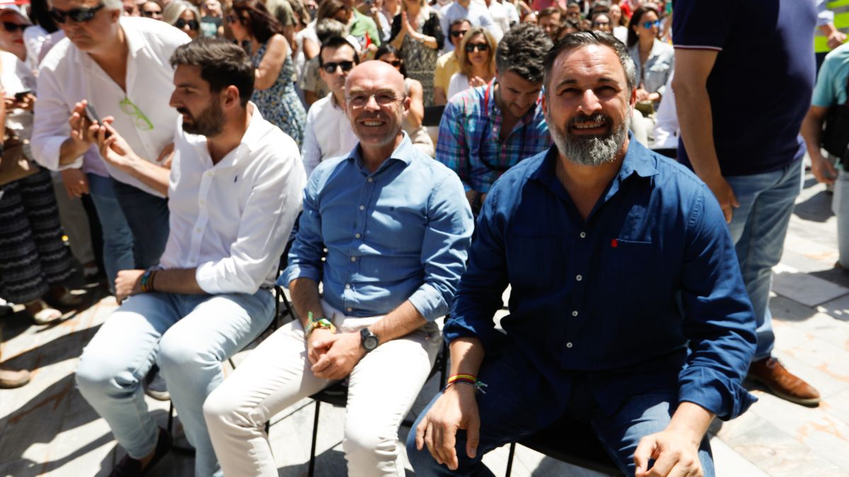 El presidente de VOX en la Región de Murcia, José Ángel Antelo, el candidato de VOX para las elecciones europeas, Jorge Buxadé, y el líder de VOX, Santiago Abascal