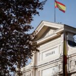 La bandera de España en la fachada del Senado tras el acto de Izado Solemne de la bandera de España.