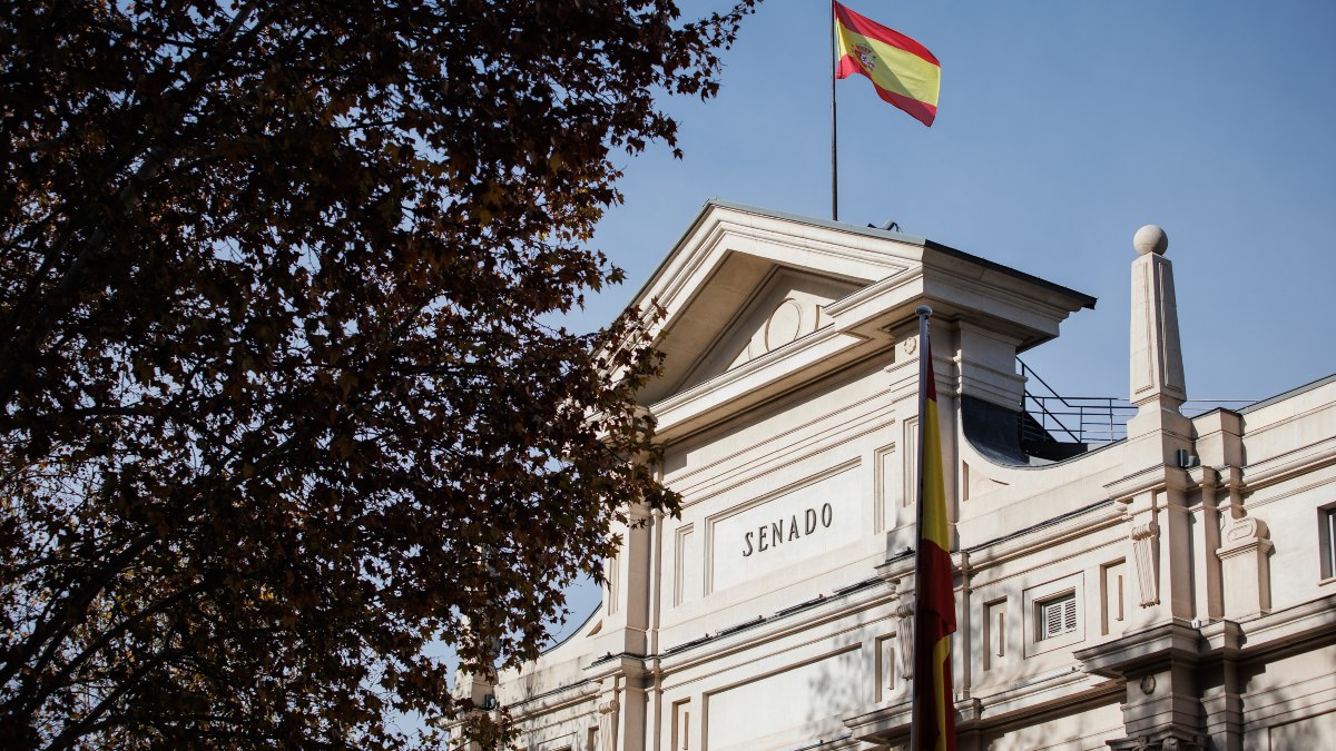 La bandera de España en la fachada del Senado tras el acto de Izado Solemne de la bandera de España.