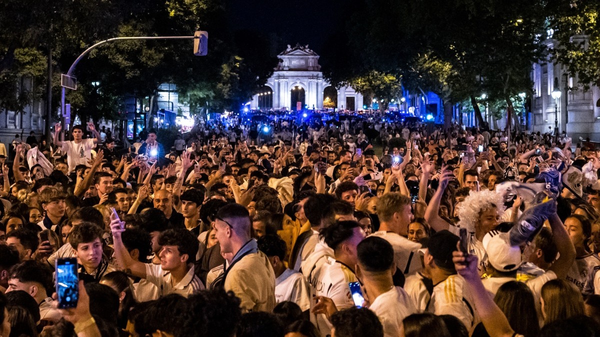 Miles de aficionados blancos celebraron en Cibeles la 15ª Champions del Real Madrid