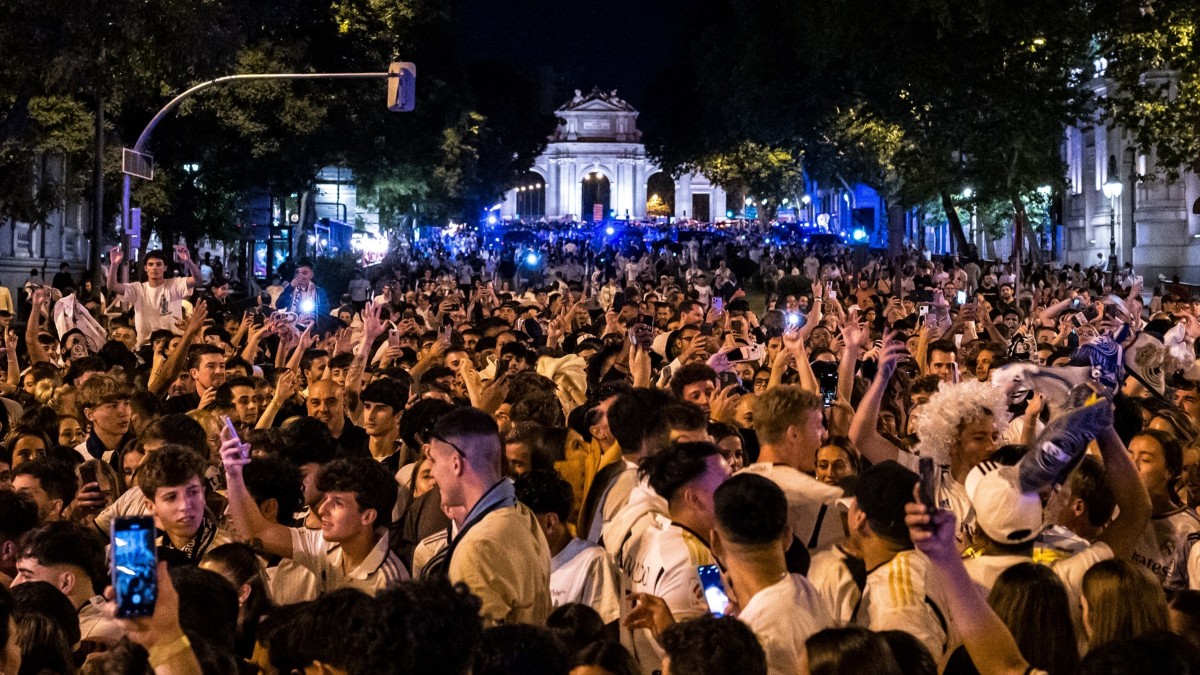 Miles de aficionados blancos celebraron en Cibeles la 15ª Champions del Real Madrid