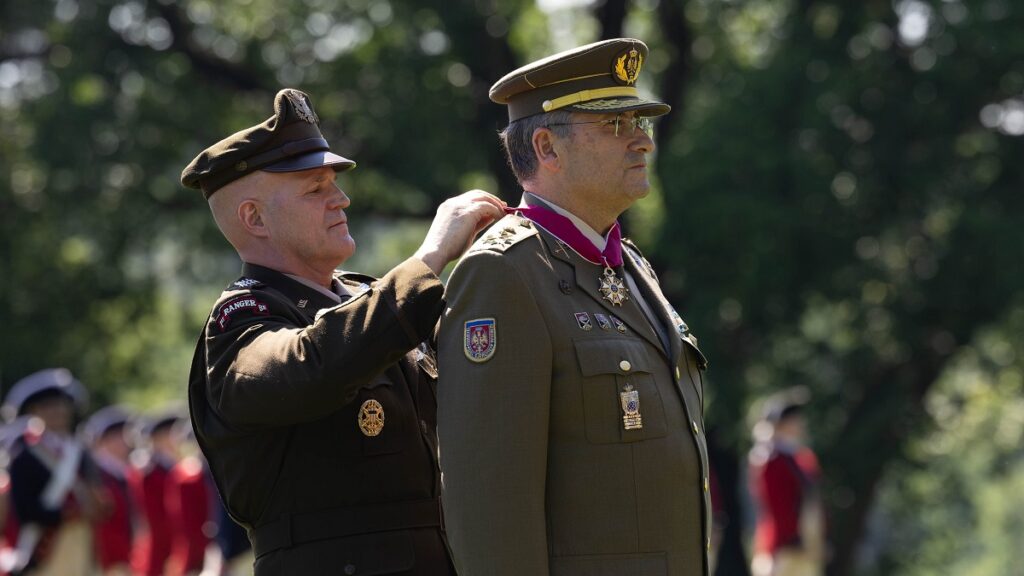 Por qué EEUU rinde honores al Jefe del Ejército español y le condecora con la 'Legión al mérito'