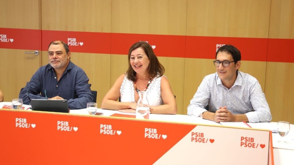 La presidenta de la Mesa del Congreso de los Diputados, Francina Armengol, y el portavoz del PSIB en el Parlament, Iago Negueruela