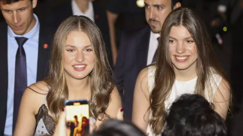 La princesa Leonor y la infanta Sofía lucen sonrisas perfectas en el décimo aniversario de la proclamación del rey Felipe VI tras llevar un tratamiento de ortodoncia