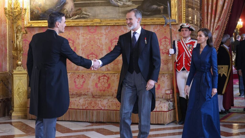 (i-d) Pedro Sánchez, Felipe VI y Letizia.