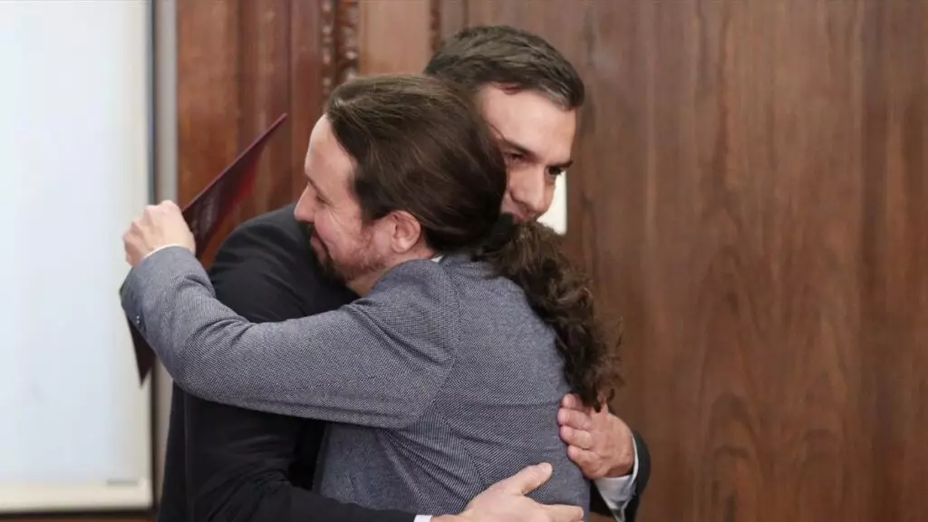 Pedro Sánchez y Pablo Iglesias se abrazan el 30 de diciembre de 2019