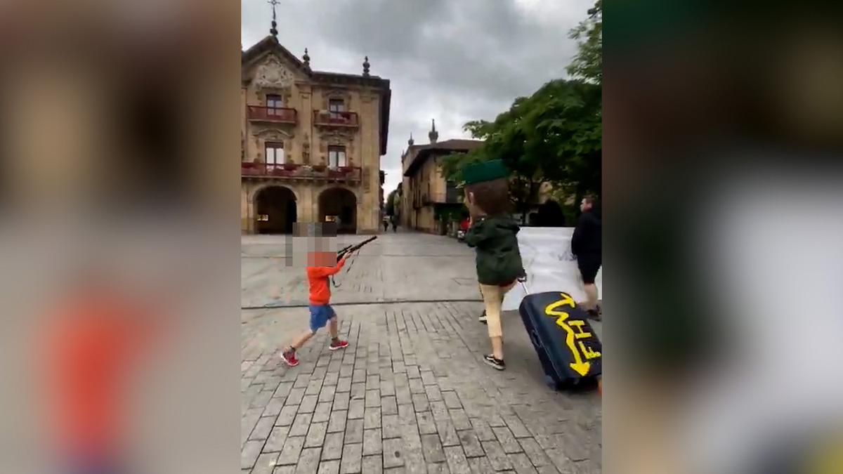 Guardias Civiles exigen explicaciones a Marlaska por el vídeo de un niño simulando disparar a un agente en Oñate