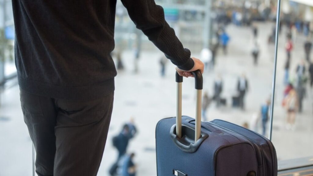 Facua denuncia a tres nuevas aerolíneas por el cobro ilegal de equipaje de mano