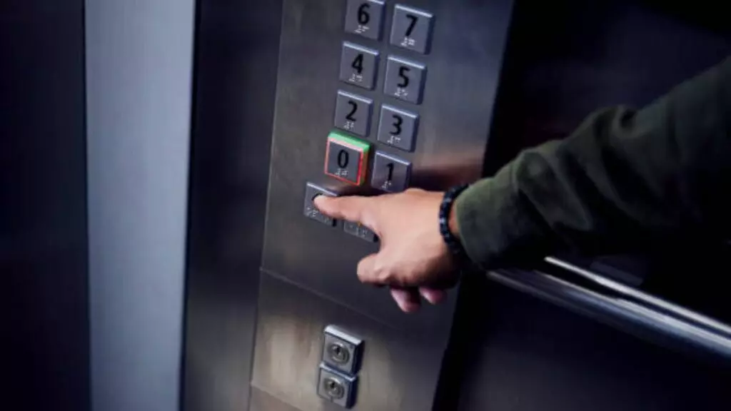 Esta es la nueva norma de ascensores que llega hoy a España: ¿me afectará?