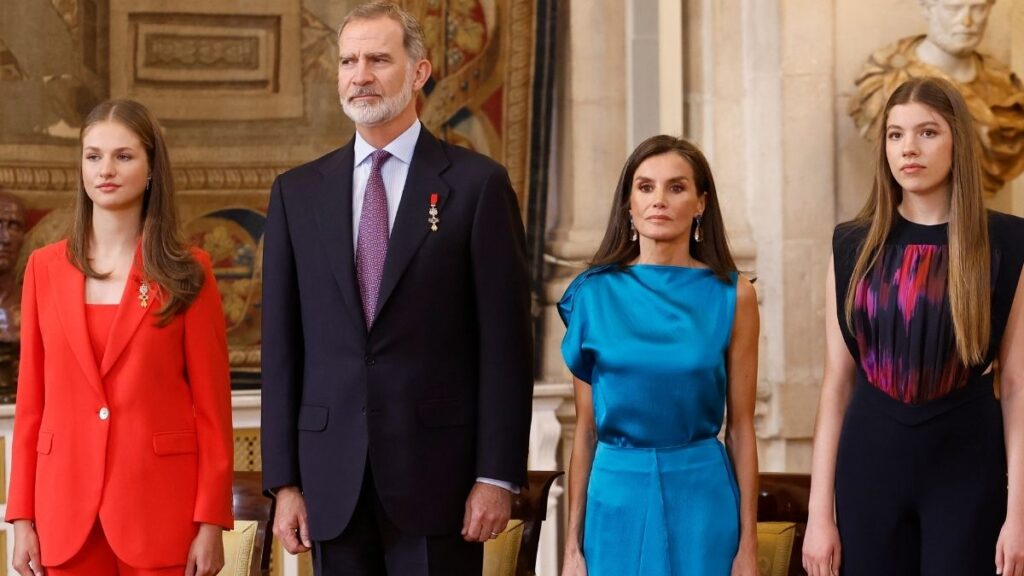 Los looks de la reina Letizia, la princesa Leonor y la infanta Sofía en el aniversario de Felipe VI: aberturas, elegancia y mucho color