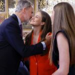 La princesa Leonor e infanta Sofía abrazan al rey Felipe VI