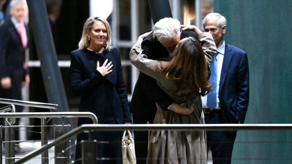 El fundador de WikiLeaks, Julian Assange, besa a su esposa, Stella Morris, a su lelgada al aeropuerto de Canberra (Australia).