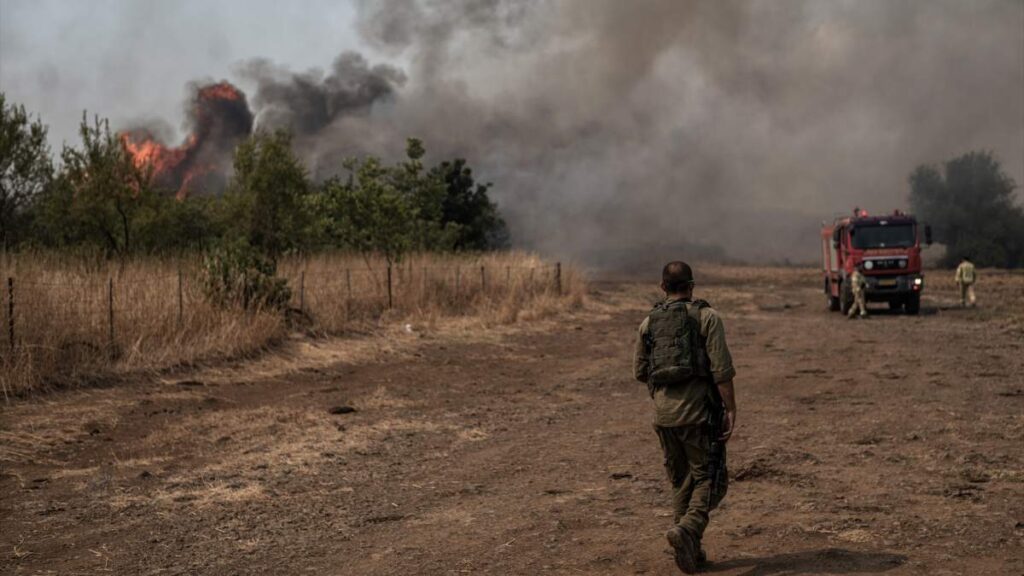 Una vista general de un incendio causado por ataques con misiles y drones desde el Líbano hacia Israel