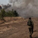 Una vista general de un incendio causado por ataques con misiles y drones desde el Líbano hacia Israel