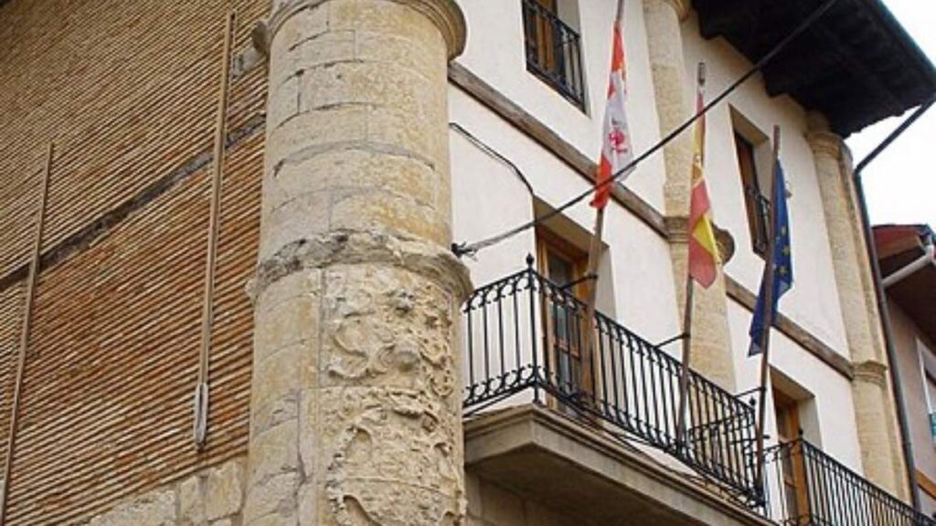 Queman la bandera española en el Ayuntamiento de Treviño (Burgos) y colocan la ikurriña