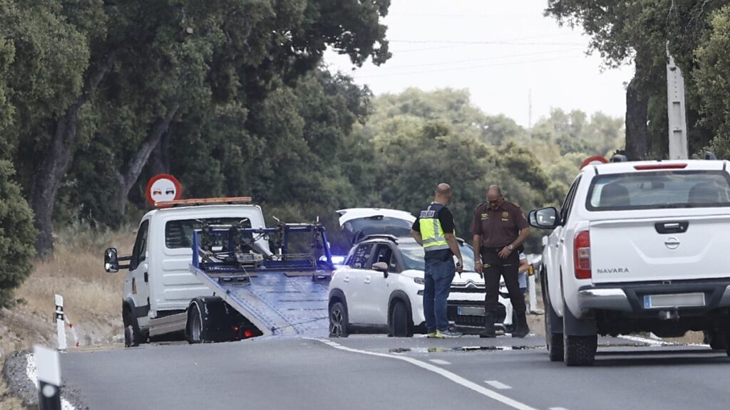Retirada de un vehículo implicado en el asesinato de Borja Villacís, hermano de Begoña Villacís