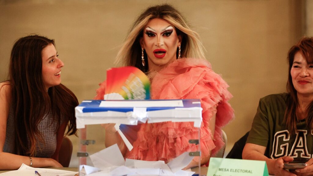 La "drag queen" Pitita, lista para su actuación de esta noche, preside una mesa en el colegio electoral