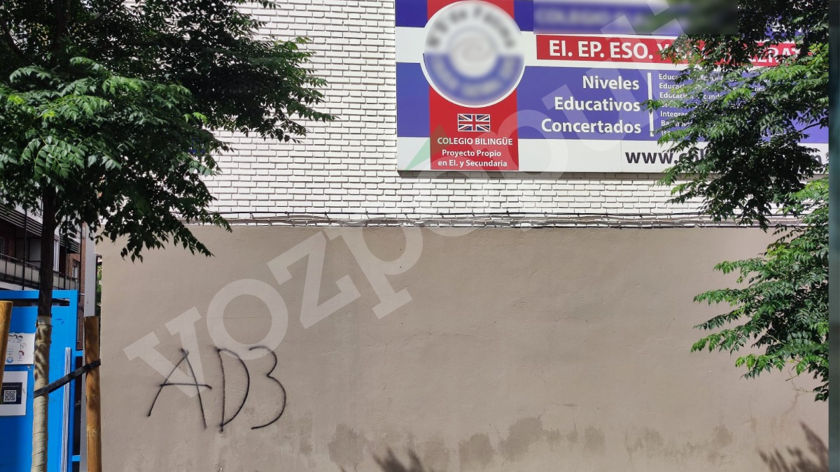 Las pintadas de las bandas a escasos metros del apuñalamiento en Ciudad Lineal