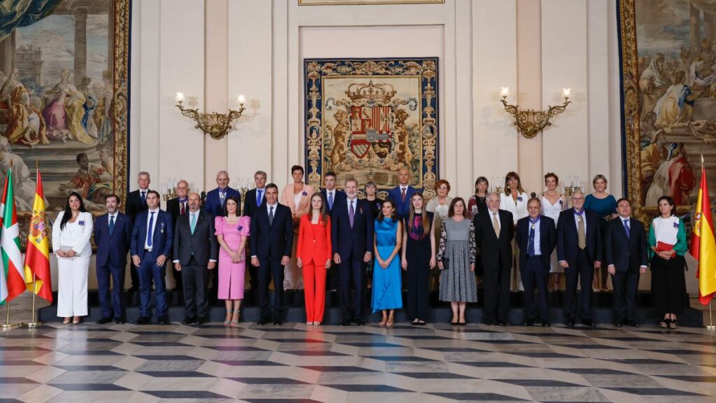 Quiénes son los ciudadanos anónimos condecorados por el rey Felipe VI con la Orden del Mérito Civil