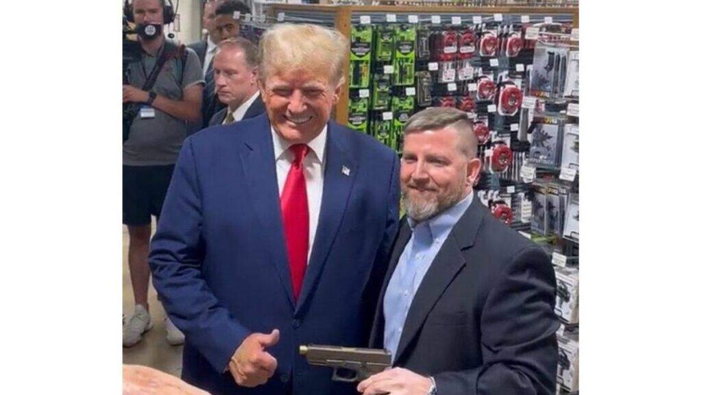 Donald Trump en una tienda de armas