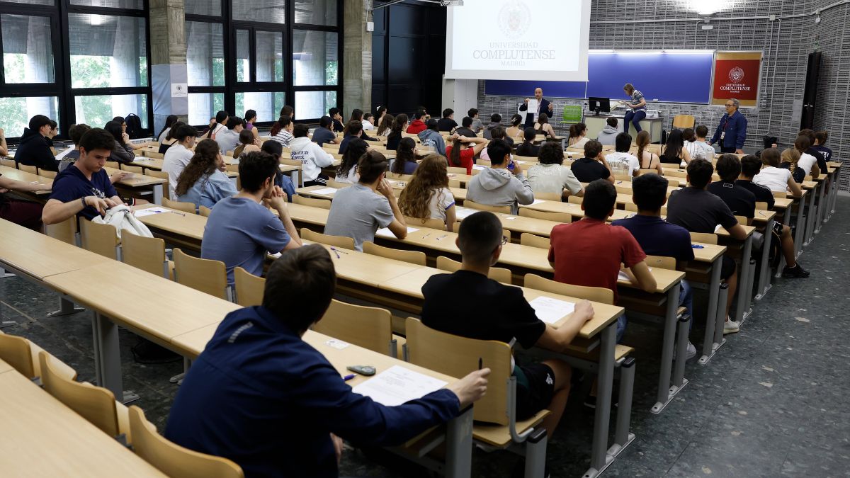 Estudiantes en el primer examen de la EBAU de Madrid