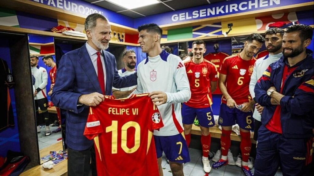 Felipe VI baja al vestuario de la Selección de España para felicitarles por conseguir el pase a octavos en la Eurocopa