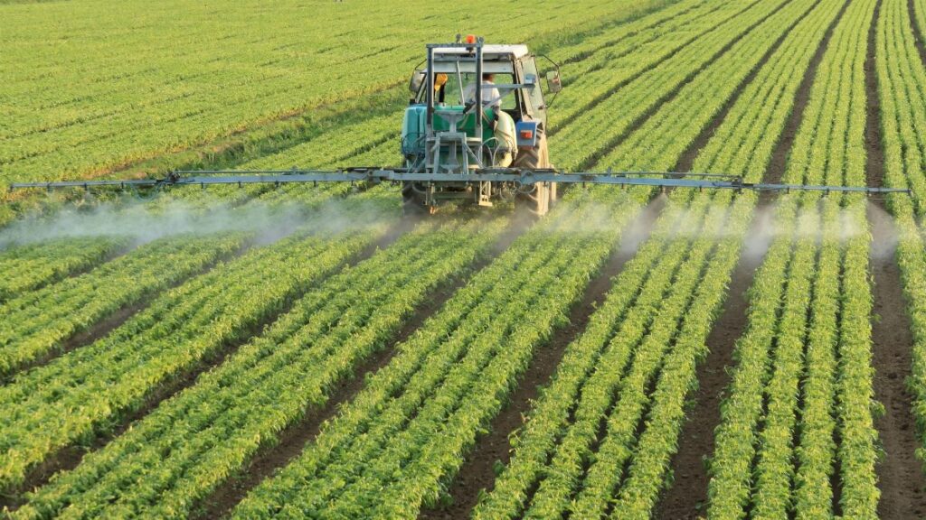 El uso de fertilizantes ilegales se dispara en el campo por la fuerte subida de los plaguicidas