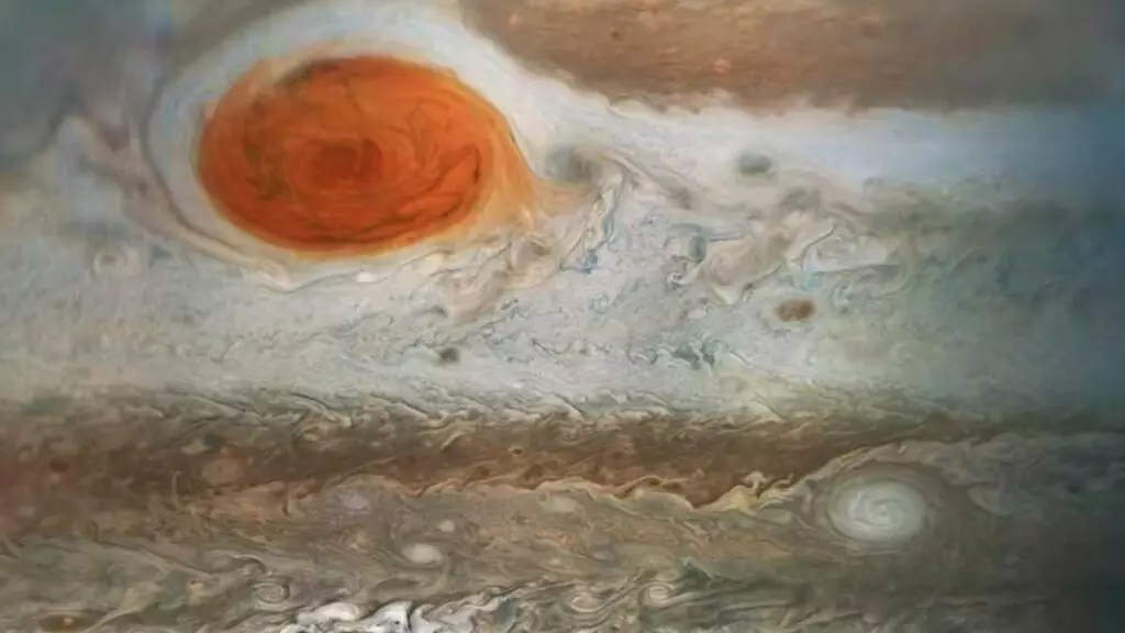 Esta imagen de la icónica Gran Mancha Roja de Júpiter y las zonas turbulentas circundantes fue capturada por la nave espacial Juno de la NASA