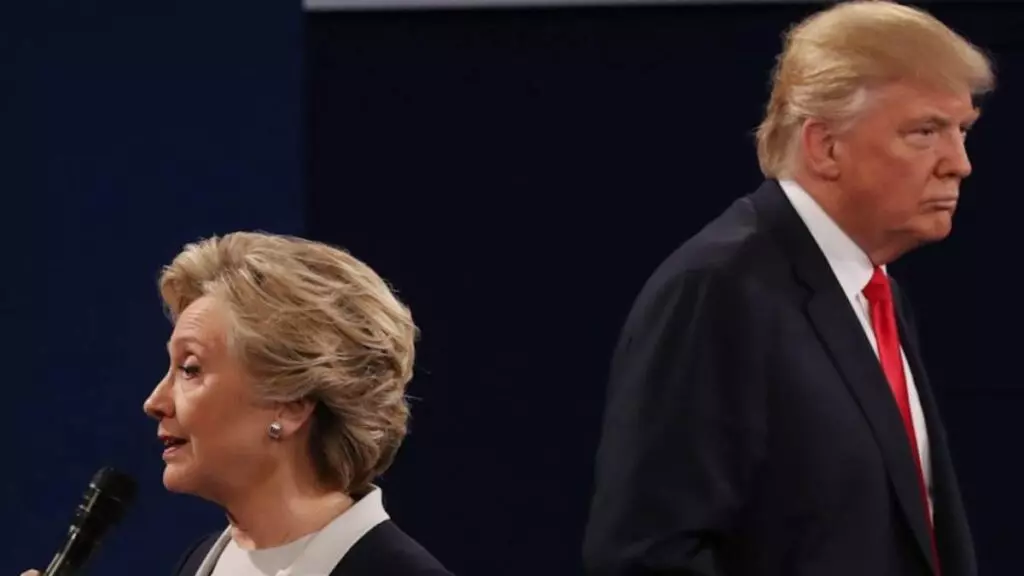 Donald Trump y Joe Biden en el debate presidencial de 2016