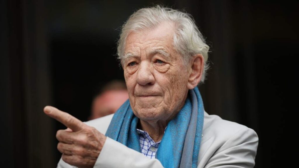 El actor Ian McKellen, de 85 años, se recupera tras una caída del escenario en Londres