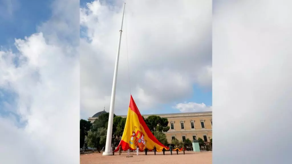 Fotogalería | Izado solemne de la bandera de España por el décimo aniversario de la proclamación del Rey
