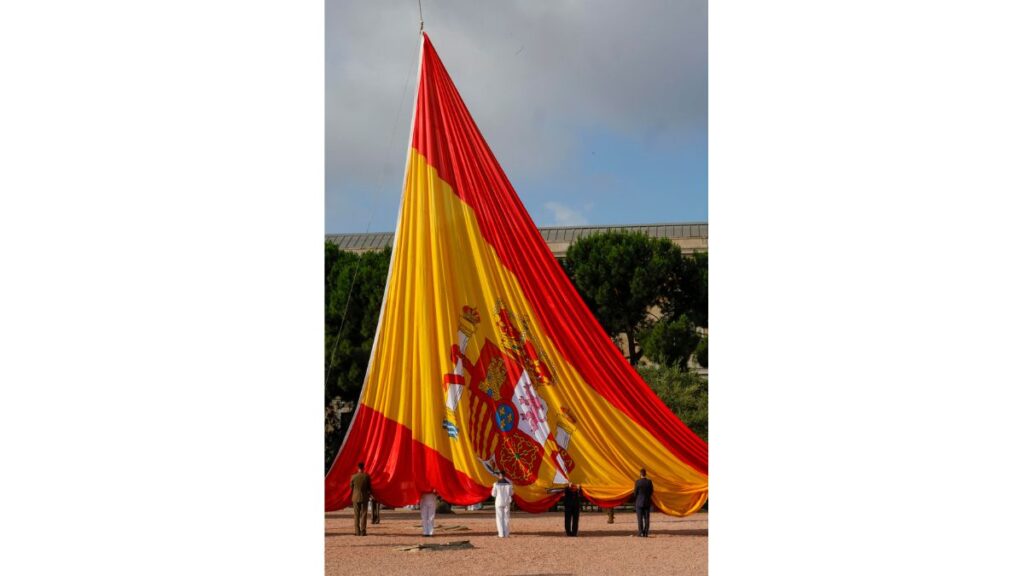Izado solemne de la bandera de España por el décimo aniversario de la proclamación del rey
