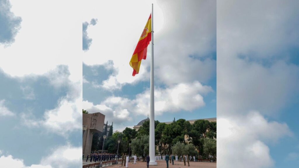 Izado solemne de la bandera de España por el décimo aniversario de la proclamación del rey