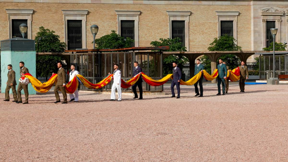 Fotogaler A Izado Solemne De La Bandera De Espa A Por El D Cimo