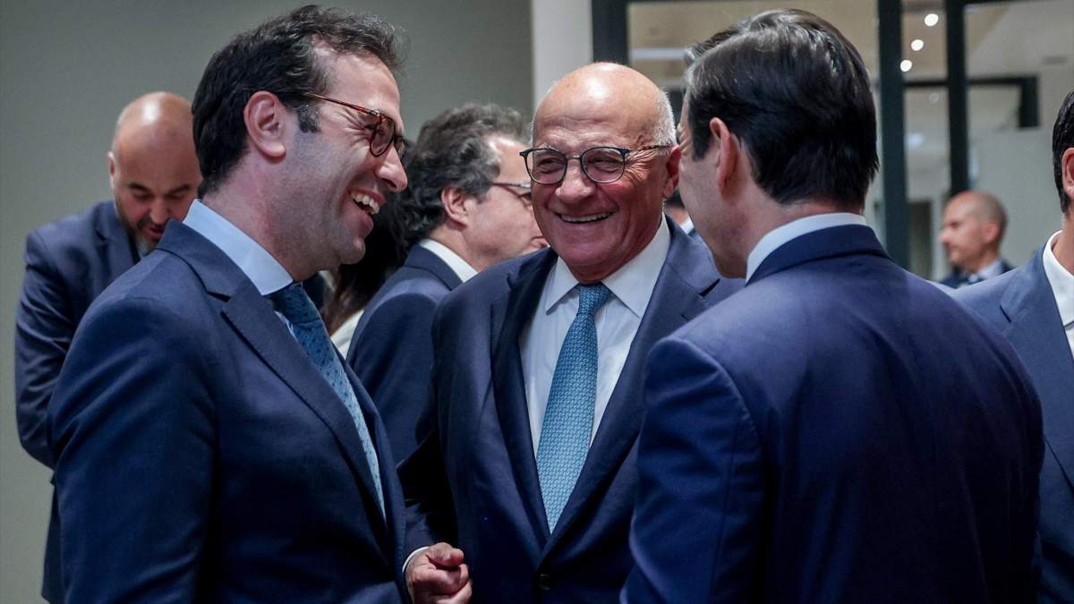 (I-D) El ministro de Economía, Comercio y Empresa, Carlos Cuerpo; el presidente del Banco Sabadell, Josep Oliu, y el presidente del BBVA, Carlos Torres