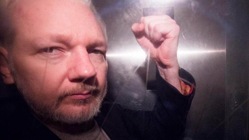 Julian Assange, en libertad bajo fianza tras alcanzar un acuerdo con el Gobierno de EEUU