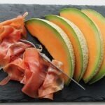 Plato de jamón y melón, una de las frutas más consumidas en verano