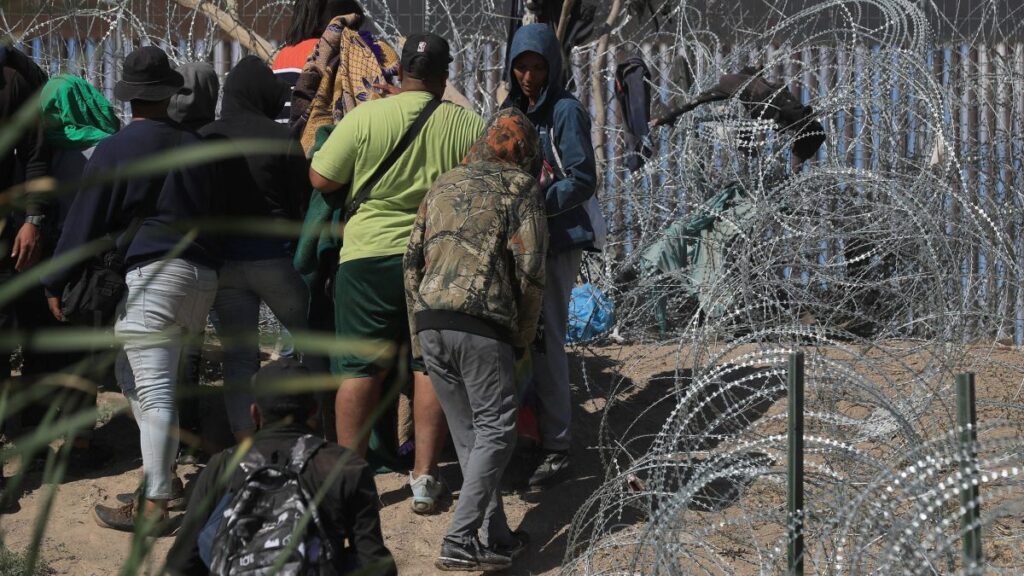 Joe Biden firma este martes una orden que "cierra la frontera" a la migración irregular