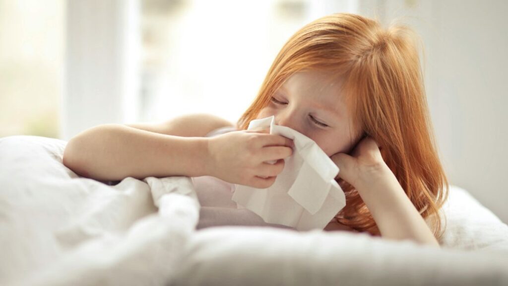 Imagen de una niña con síntomas de resfriado