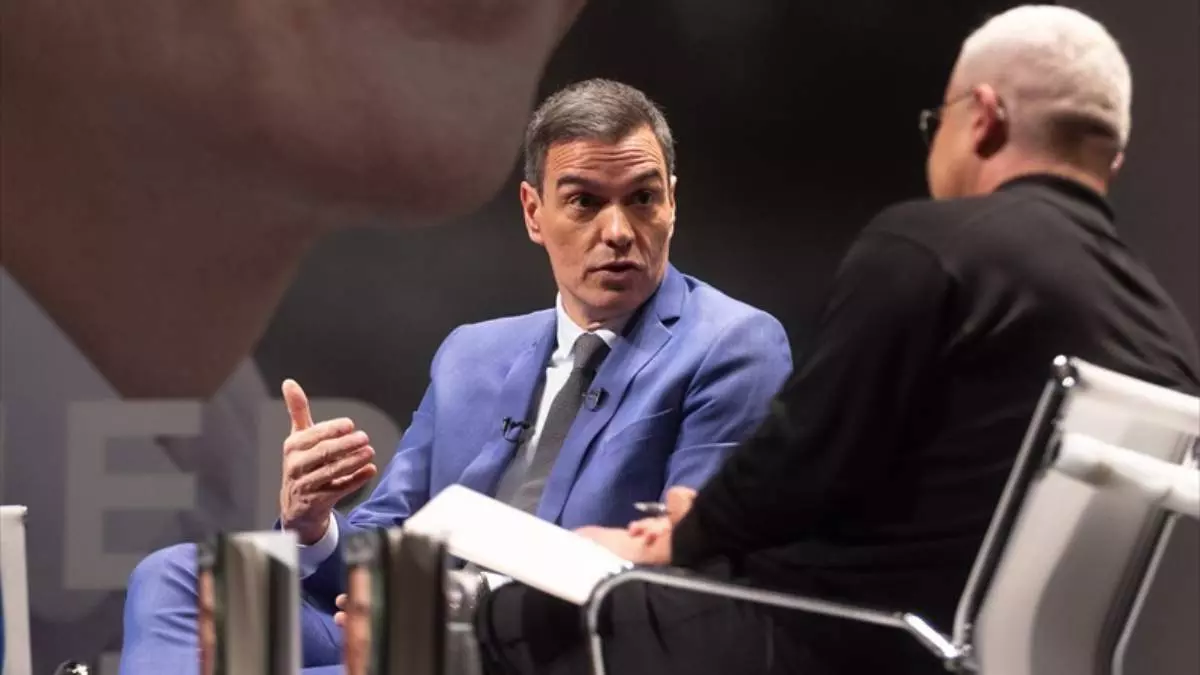 Pedro Sánchez y el presentador de televisión y moderador del evento, Jorge Javier Vázquez, durante la presentación de su libro