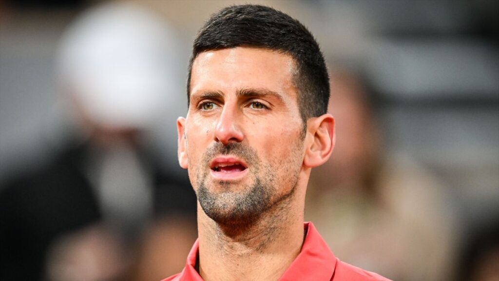 Novak Djokovic abandona Roland Garros antes de disputar los cuartos de final por una lesión en la rodilla