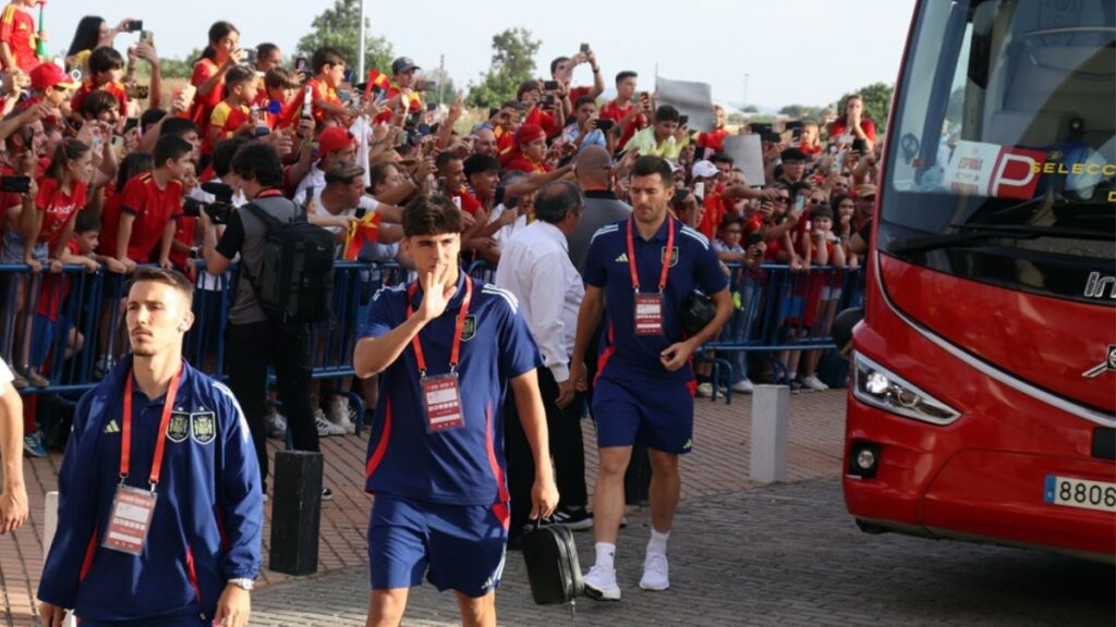 Nueva polémica con la selección española: los futbolistas abandonan Badajoz ignorando a los 15.000 aficionados