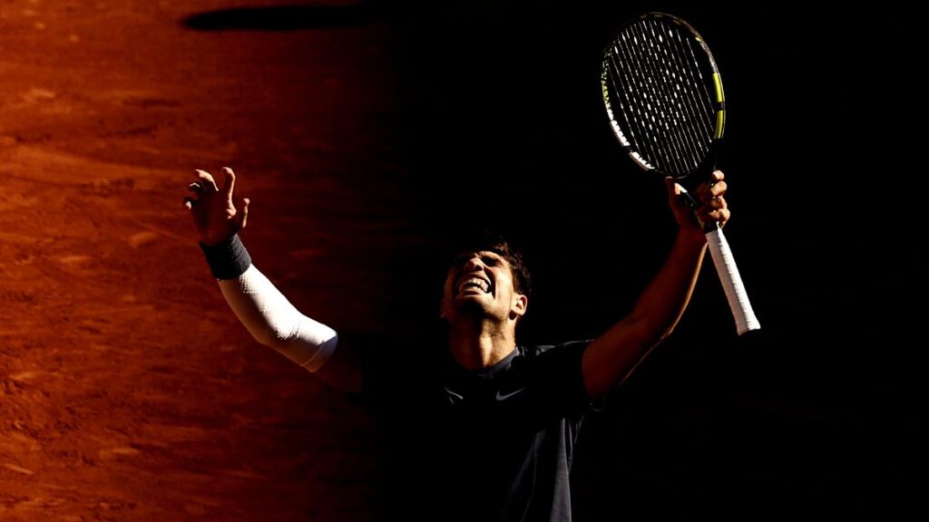 A un paso de la gloria parisina: Alcaraz remonta a Sinner y luchará el domingo por levantar su primer Roland Garros