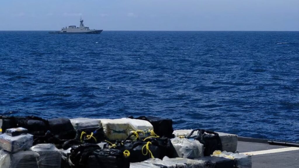 La Policía Nacional intercepta cerca de Canarias un pesquero con 2,7 toneladas de cocaína