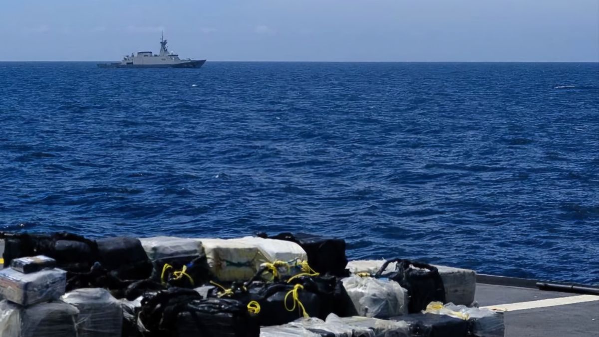 La Polic A Nacional Intercepta Cerca De Canarias Un Pesquero Con Toneladas De Coca Na