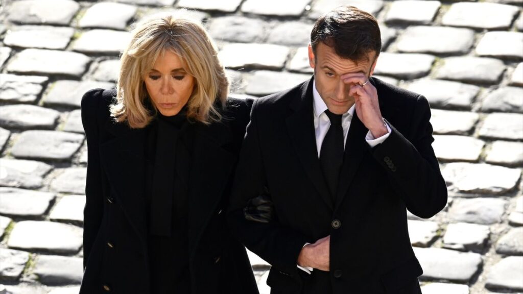 Abuchean a Brigitte Macron a su llegada al funeral de la cantante Françoise Hardy