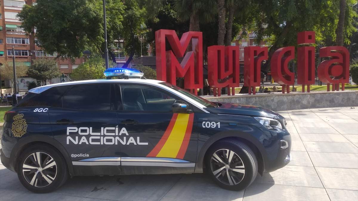 Vehículo de la Policía Nacional en la Plaza Circular de Murcia